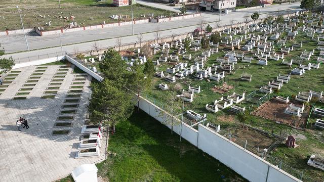 Şehitlerin mezarlarıyla sivillerin mezarları arasındaki fark gündem oldu!