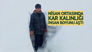 Nisan ortasında şaşırtan manzara! Kar kalınlığı insan boyunu aştı