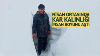 Nisan ortasında şaşırtan manzara! Kar kalınlığı insan boyunu aştı