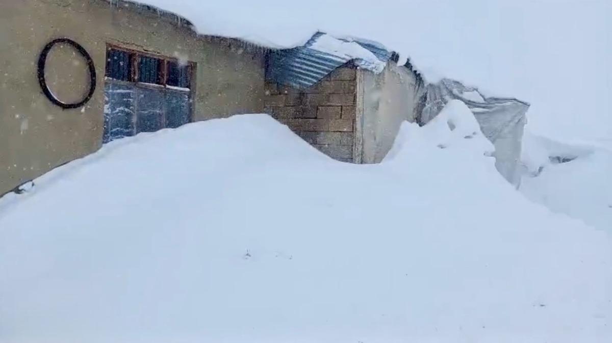 Nisan ortasında şaşırtan manzara! Kar kalınlığı insan boyunu aştı 1