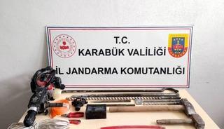 Uyuşturucu ve ka&ccedil;ak kazı operasyonunda 5 ş&uuml;pheli yakalandı