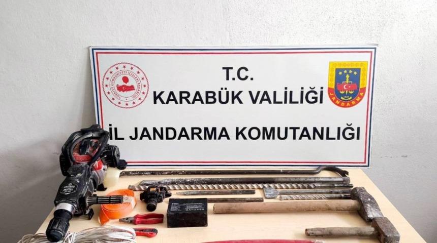 Uyuşturucu ve ka&ccedil;ak kazı operasyonunda 5 ş&uuml;pheli yakalandı
