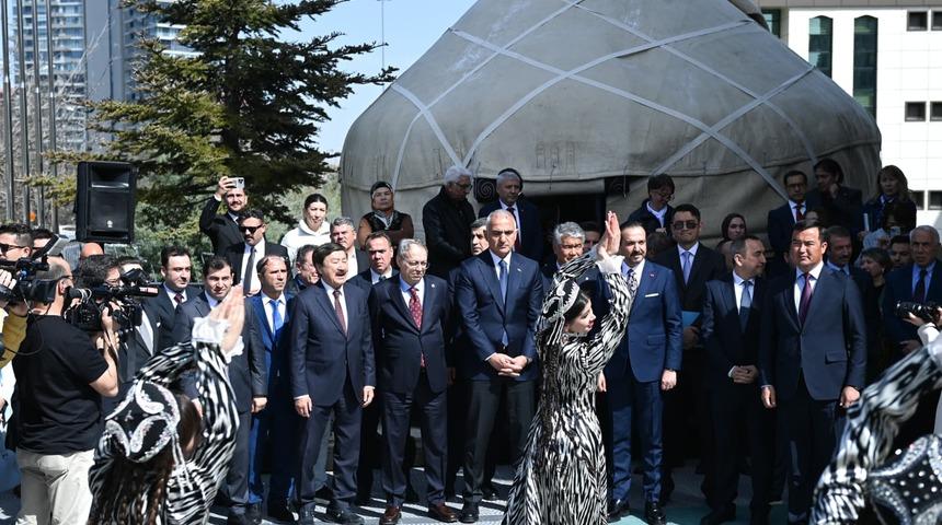 Bakan Ersoy'dan dijital &ccedil;ağ uyarısı: &ldquo;Dijital d&uuml;nya g&ouml;n&uuml;ll&uuml; k&uuml;lt&uuml;rel yozlaşmayı beraberinde getiriyor&rdquo;