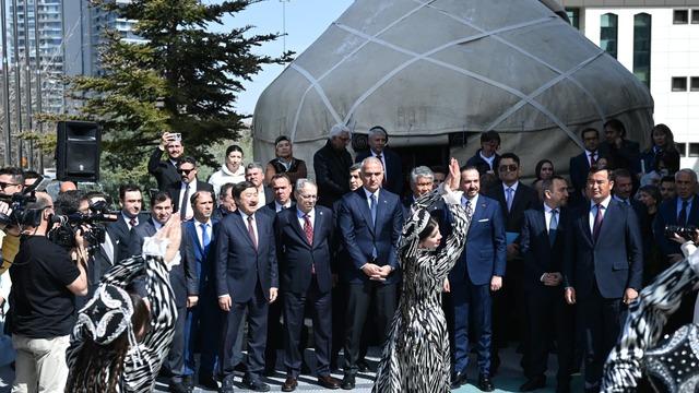 Bakan Ersoy'dan dijital çağ uyarısı: “Dijital dünya gönüllü kültürel yozlaşmayı beraberinde getiriyor”