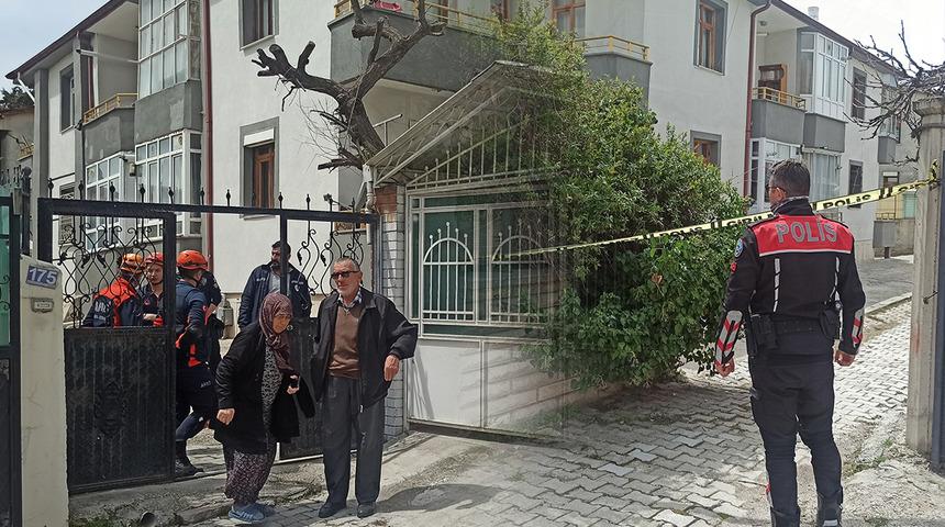 Konya'da korkutan g&ouml;r&uuml;nt&uuml;! 3.2'lik depremde b&uuml;y&uuml;k &ccedil;atlaklar oluştu