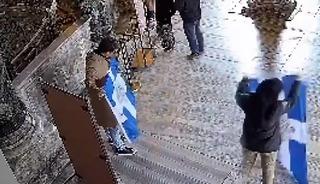 Ayasofya'da Bizans bayrağı a&ccedil;tılar: "Ya Ortodoks ol ya da &ouml;l"