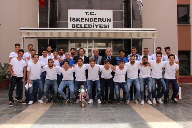 Futbolcular şampiyonluk kupasını Seyfi Dingil’e takdim etti