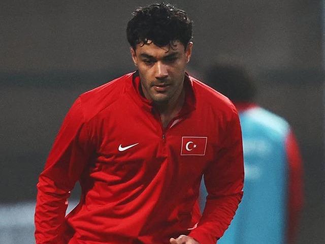 Galatasaray'a tarihi &ccedil;alım! Ozan Kabak imzayı attı