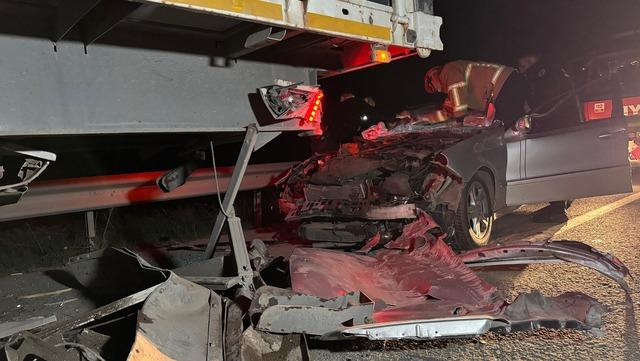 Kırıkkale&rsquo;de tıra &ccedil;arpan otomobilin s&uuml;r&uuml;c&uuml;s&uuml; yaralandı 1