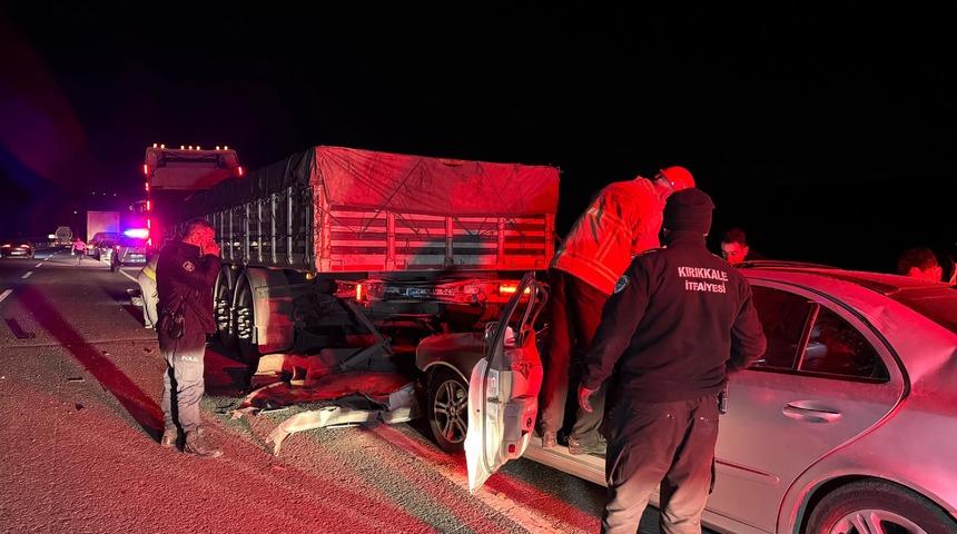 Kırıkkale&rsquo;de tıra &ccedil;arpan otomobilin s&uuml;r&uuml;c&uuml;s&uuml; yaralandı