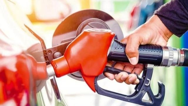 Motorine zam geldi, tablo değişti (15 Nisan 2026 g&uuml;ncel akaryakıt fiyatları)