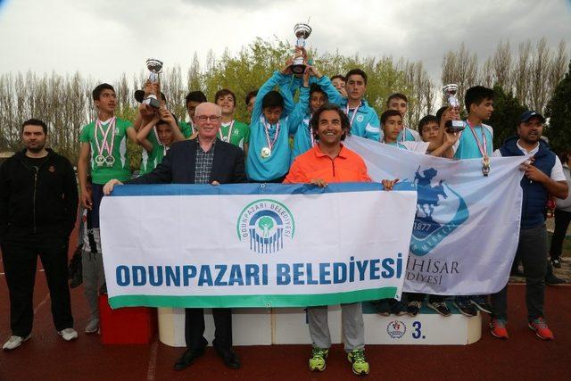 Odunpazarı atletizmde kupaya doymuyor