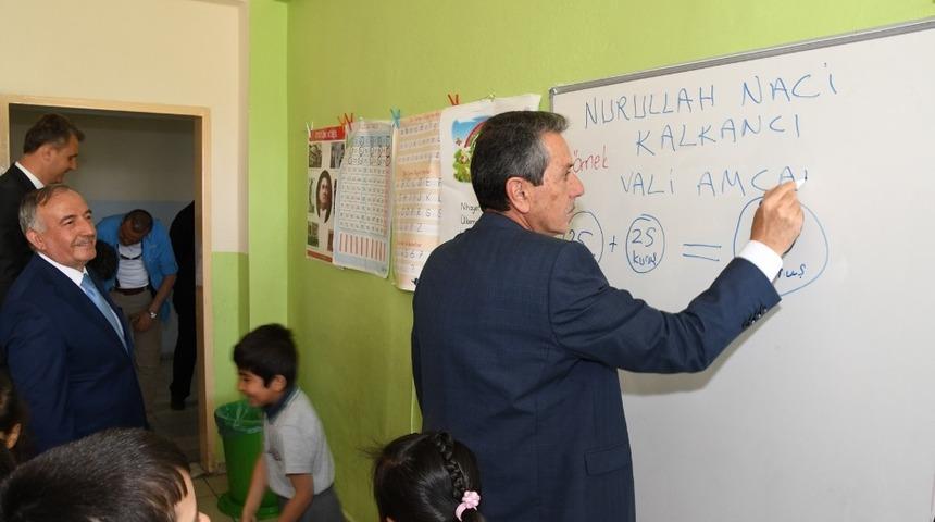 Vali Kalkancı &ouml;ğrencilerle bir araya geldi