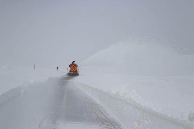Ağrı da ekipler nisan ortasında yoğun karla m&uuml;cadele &ccedil;alışması y&uuml;r&uuml;t&uuml;yor 28