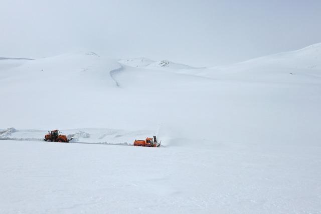 Ağrı da ekipler nisan ortasında yoğun karla m&uuml;cadele &ccedil;alışması y&uuml;r&uuml;t&uuml;yor 26
