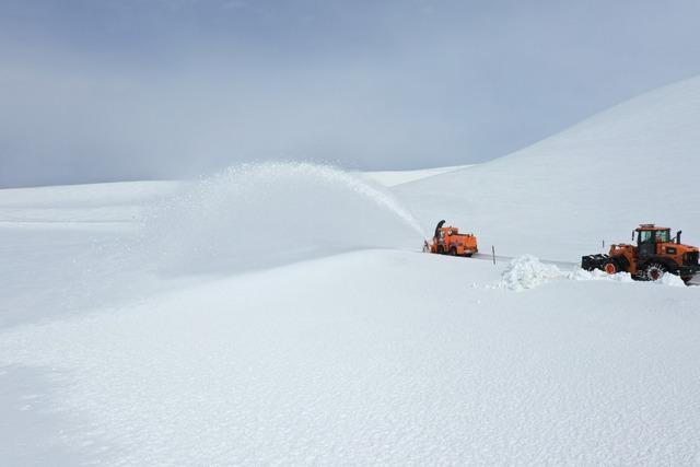 Ağrı da ekipler nisan ortasında yoğun karla m&uuml;cadele &ccedil;alışması y&uuml;r&uuml;t&uuml;yor 25