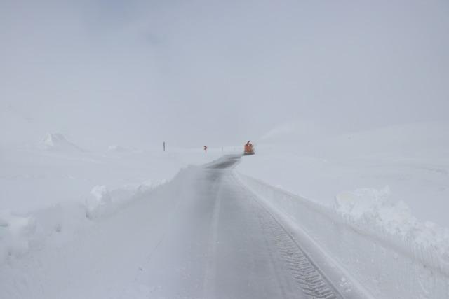 Ağrı da ekipler nisan ortasında yoğun karla m&uuml;cadele &ccedil;alışması y&uuml;r&uuml;t&uuml;yor 24