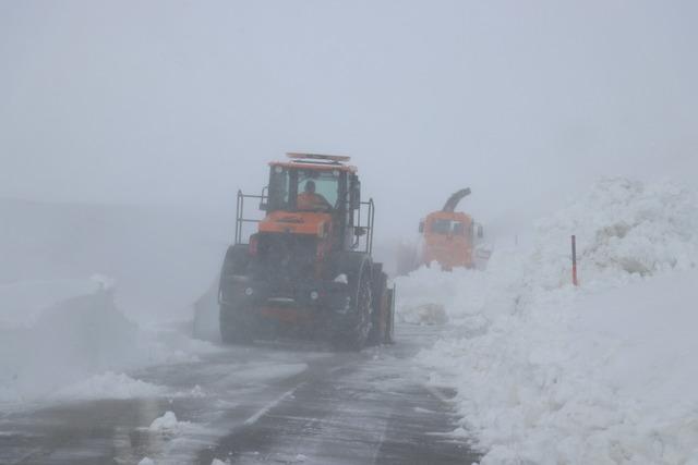 Ağrı da ekipler nisan ortasında yoğun karla m&uuml;cadele &ccedil;alışması y&uuml;r&uuml;t&uuml;yor 23