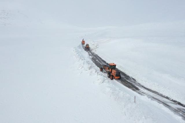 Ağrı da ekipler nisan ortasında yoğun karla m&uuml;cadele &ccedil;alışması y&uuml;r&uuml;t&uuml;yor 22