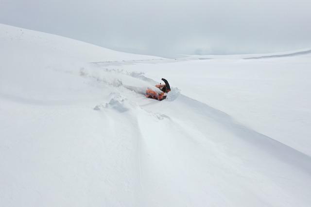 Ağrı da ekipler nisan ortasında yoğun karla m&uuml;cadele &ccedil;alışması y&uuml;r&uuml;t&uuml;yor 21