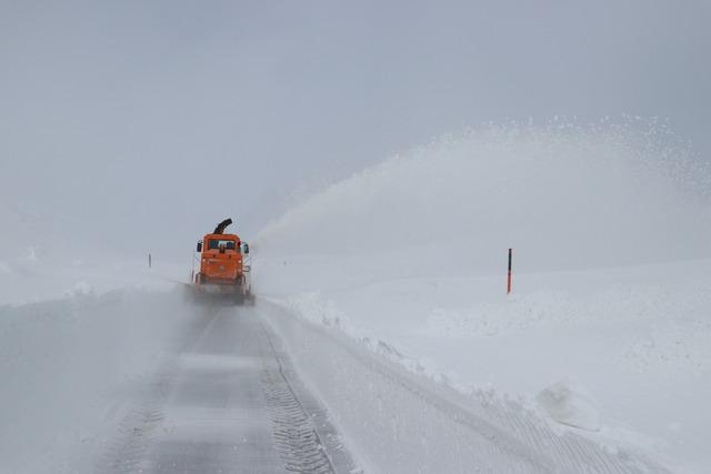 Ağrı da ekipler nisan ortasında yoğun karla m&uuml;cadele &ccedil;alışması y&uuml;r&uuml;t&uuml;yor 20