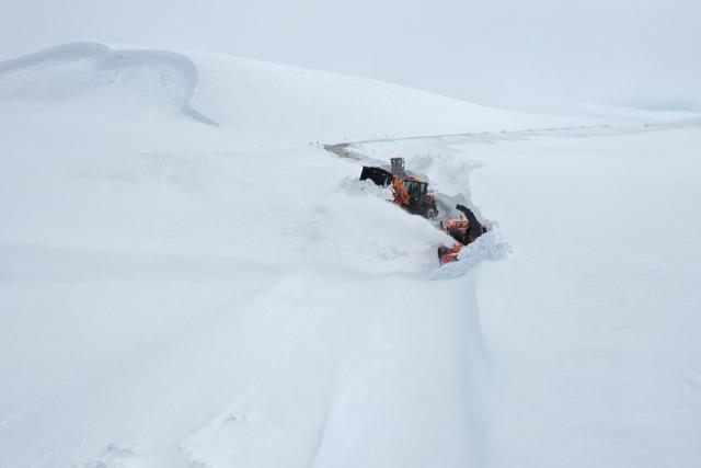 Ağrı da ekipler nisan ortasında yoğun karla m&uuml;cadele &ccedil;alışması y&uuml;r&uuml;t&uuml;yor 19