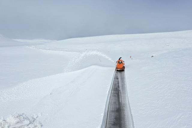 Ağrı da ekipler nisan ortasında yoğun karla m&uuml;cadele &ccedil;alışması y&uuml;r&uuml;t&uuml;yor 18
