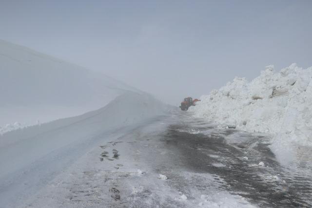Ağrı da ekipler nisan ortasında yoğun karla m&uuml;cadele &ccedil;alışması y&uuml;r&uuml;t&uuml;yor 17