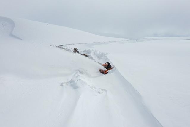 Ağrı da ekipler nisan ortasında yoğun karla m&uuml;cadele &ccedil;alışması y&uuml;r&uuml;t&uuml;yor 16