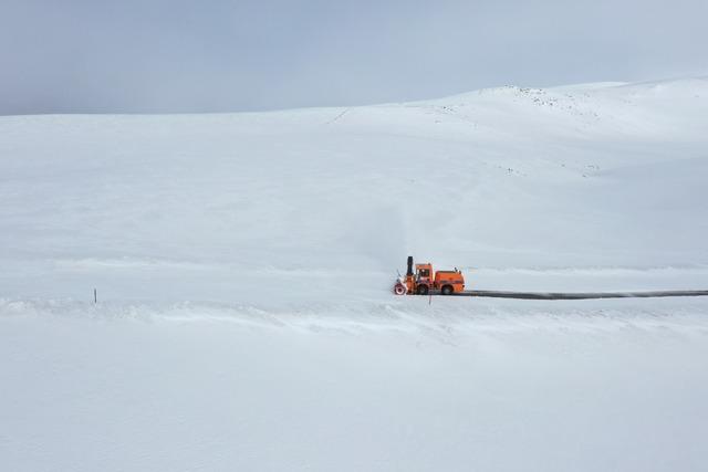 Ağrı da ekipler nisan ortasında yoğun karla m&uuml;cadele &ccedil;alışması y&uuml;r&uuml;t&uuml;yor 15