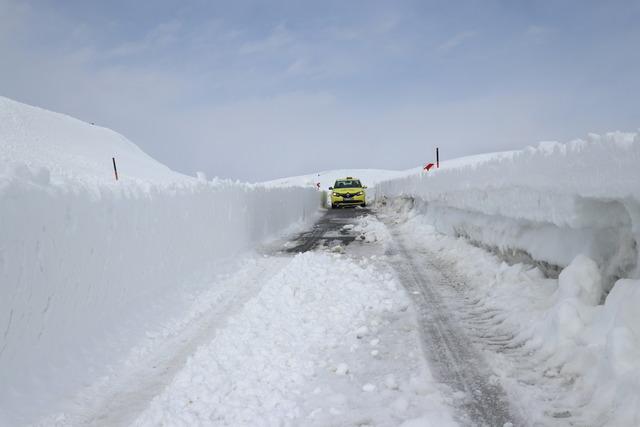Ağrı da ekipler nisan ortasında yoğun karla m&uuml;cadele &ccedil;alışması y&uuml;r&uuml;t&uuml;yor 14