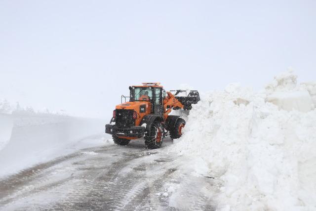 Ağrı da ekipler nisan ortasında yoğun karla m&uuml;cadele &ccedil;alışması y&uuml;r&uuml;t&uuml;yor 12