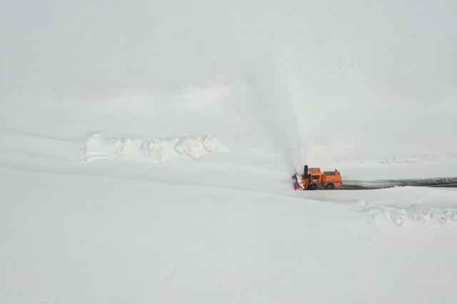 Ağrı da ekipler nisan ortasında yoğun karla m&uuml;cadele &ccedil;alışması y&uuml;r&uuml;t&uuml;yor 11