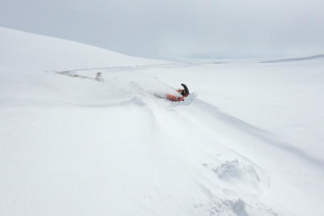 Ağrı da ekipler nisan ortasında yoğun karla m&uuml;cadele &ccedil;alışması y&uuml;r&uuml;t&uuml;yor 10