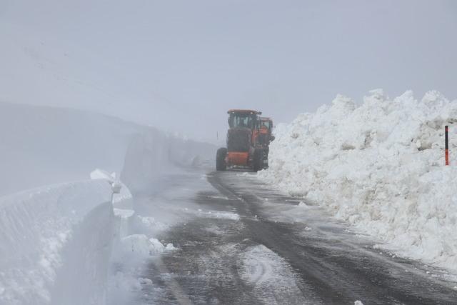 Ağrı da ekipler nisan ortasında yoğun karla m&uuml;cadele &ccedil;alışması y&uuml;r&uuml;t&uuml;yor 9