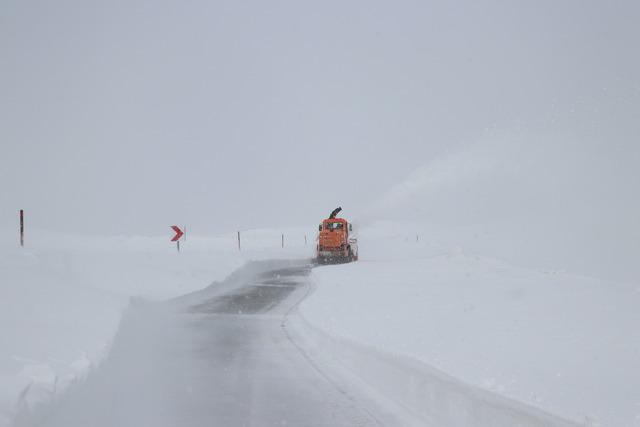 Ağrı da ekipler nisan ortasında yoğun karla m&uuml;cadele &ccedil;alışması y&uuml;r&uuml;t&uuml;yor 8
