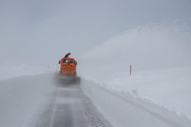 Ağrı da ekipler nisan ortasında yoğun karla m&uuml;cadele &ccedil;alışması y&uuml;r&uuml;t&uuml;yor 7