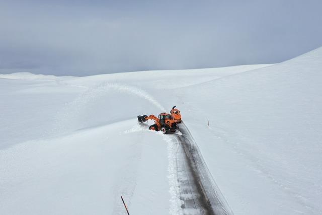 Ağrı da ekipler nisan ortasında yoğun karla m&uuml;cadele &ccedil;alışması y&uuml;r&uuml;t&uuml;yor 6