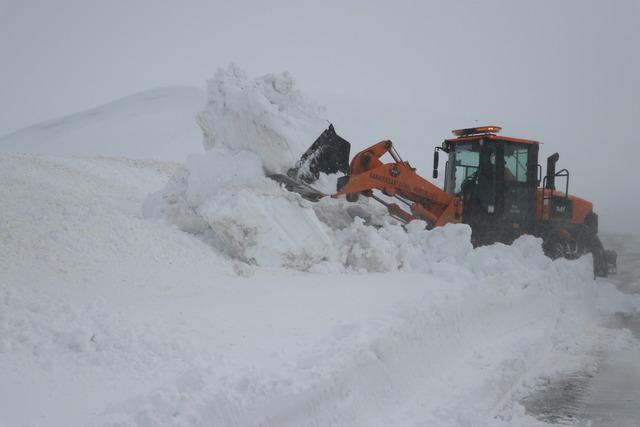 Ağrı da ekipler nisan ortasında yoğun karla m&uuml;cadele &ccedil;alışması y&uuml;r&uuml;t&uuml;yor 5