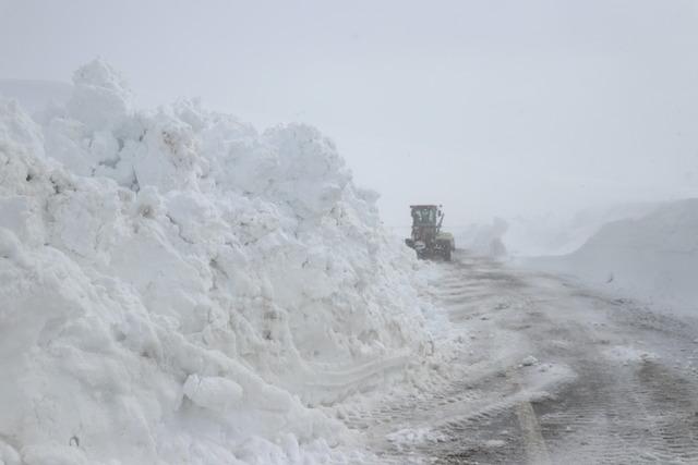 Ağrı da ekipler nisan ortasında yoğun karla m&uuml;cadele &ccedil;alışması y&uuml;r&uuml;t&uuml;yor 4