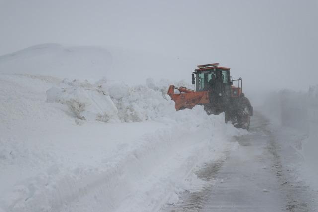 Ağrı da ekipler nisan ortasında yoğun karla m&uuml;cadele &ccedil;alışması y&uuml;r&uuml;t&uuml;yor 3