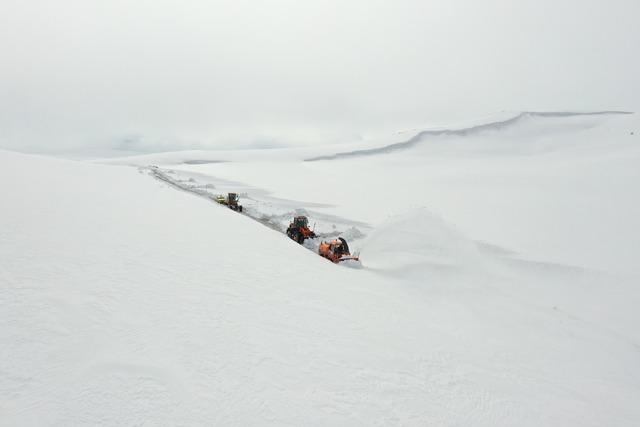 Ağrı da ekipler nisan ortasında yoğun karla m&uuml;cadele &ccedil;alışması y&uuml;r&uuml;t&uuml;yor 2
