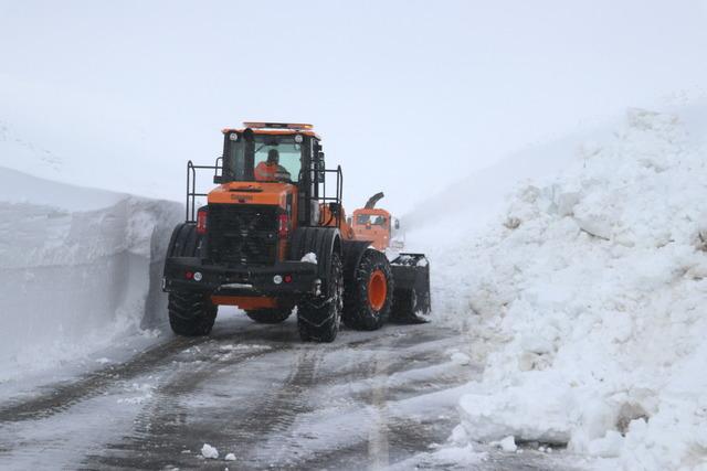 Ağrı da ekipler nisan ortasında yoğun karla m&uuml;cadele &ccedil;alışması y&uuml;r&uuml;t&uuml;yor 1
