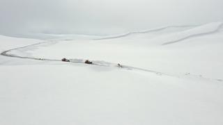 Ağrı'da ekipler nisan ortasında yoğun karla mücadele çalışması yürütüyor