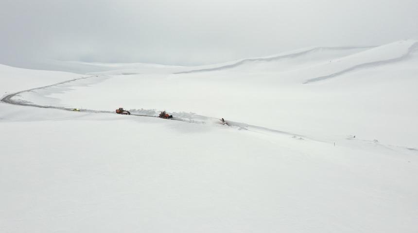 Ağrı'da ekipler nisan ortasında yoğun karla m&uuml;cadele &ccedil;alışması y&uuml;r&uuml;t&uuml;yor