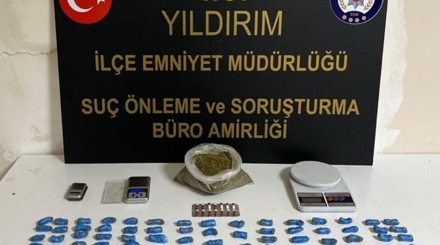 Uyuşturucuyu tavan arasına sakladılar&hellip; Polis tek tek ortaya &ccedil;ıkardı