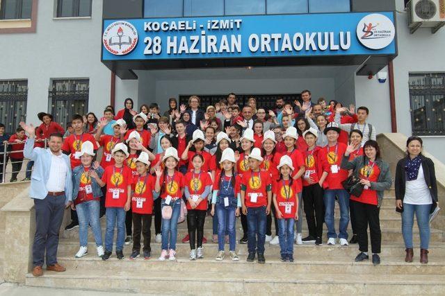 23 Nisan Festivali’ne gelen Kırgizistanlı çocuklar çiçeklerle karşılandı