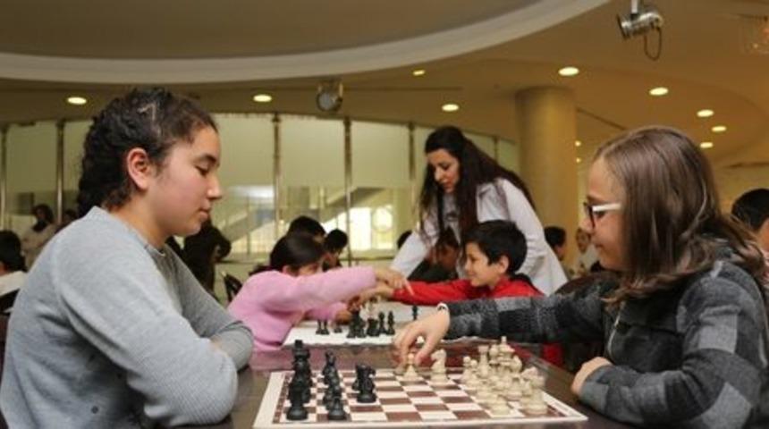 Öğrencilerin satranç hamlesi 23 Nisan için