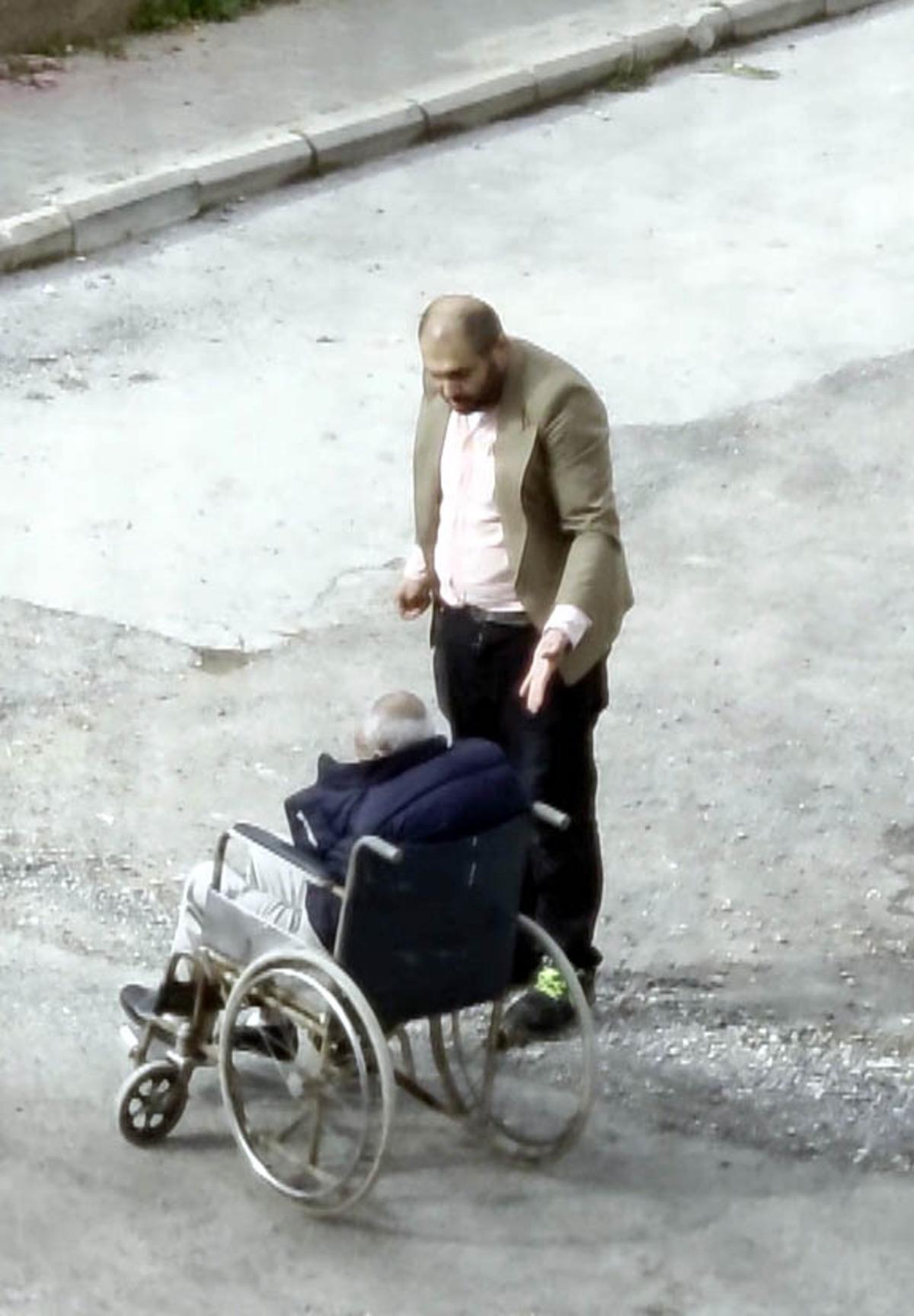 Tekerlekli sandalyedeki babasını azarladı: Mahalleden dayak yedi 1