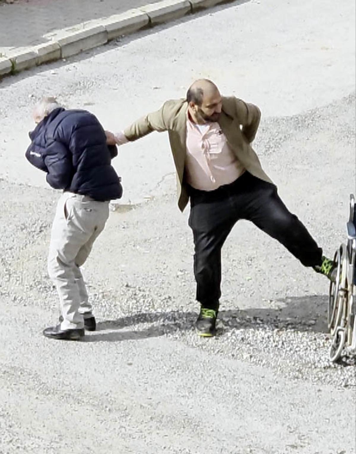 Tekerlekli sandalyedeki babasını azarladı: Mahalleden dayak yedi 2